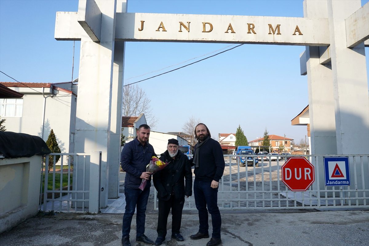 Sakarya\'da yaşlı adamı sırtında taşıyan jandarmaya ödül