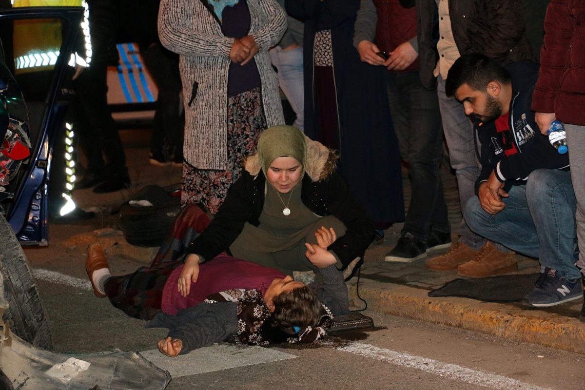 Samsun\'da iki otomobil çarpıştı: 3 yaralı