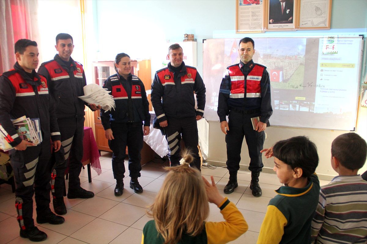 Samsun\'da minik öğrenciler "j" harfini jandarmanın yardımıyla öğrendi