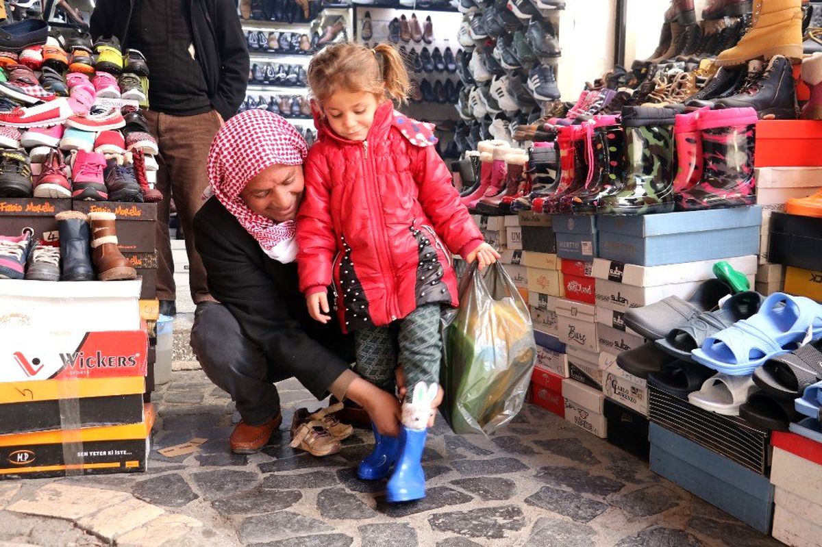 Şanlıurfa\'da lastik çizmelere ilgi devam ediyor