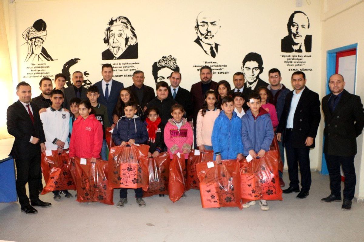 Silopi\'de öğrencilere kışlık giysi yardımı