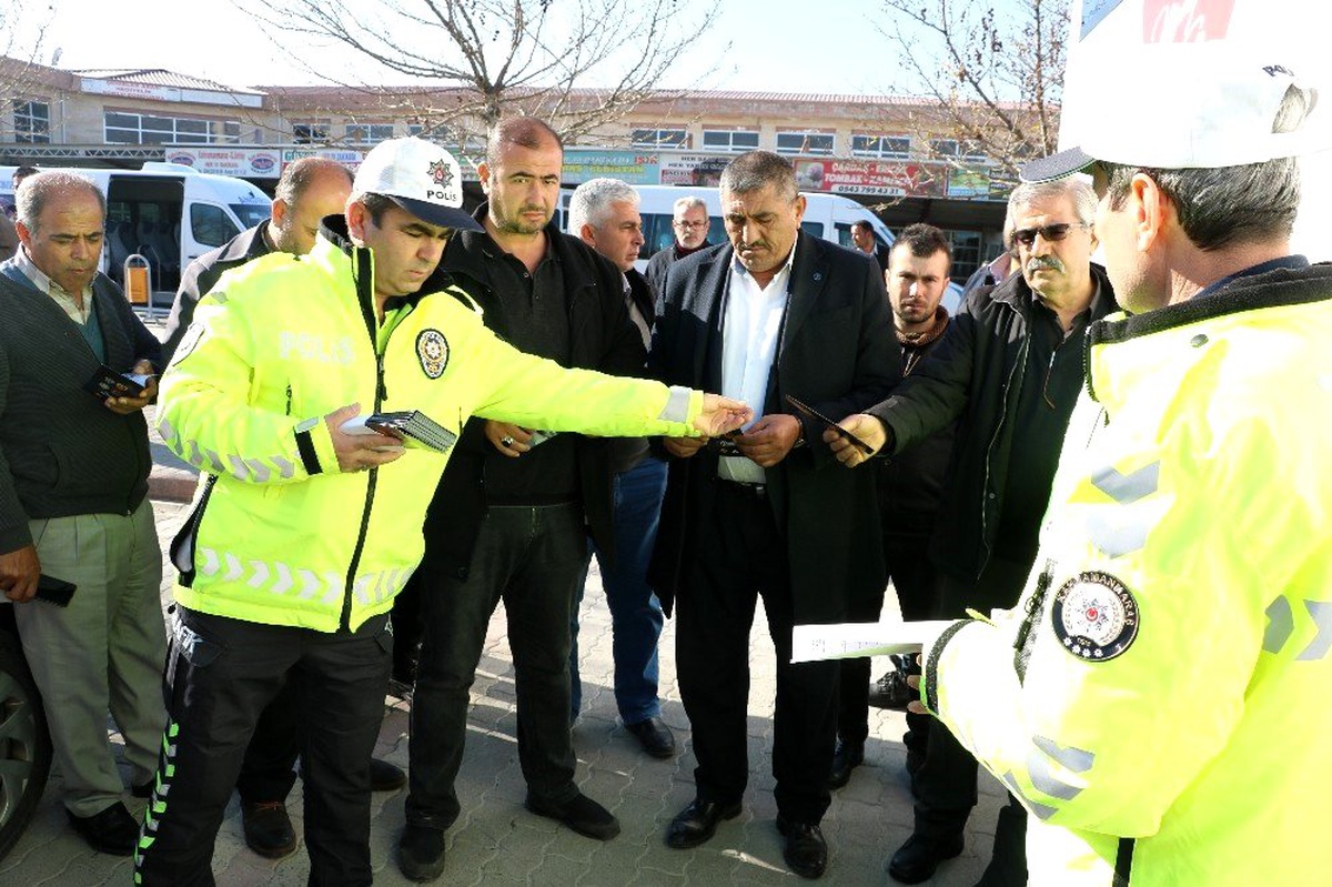 Sürücülere ve yolculara kış lastiği ve emniyet kemeri eğitimi
