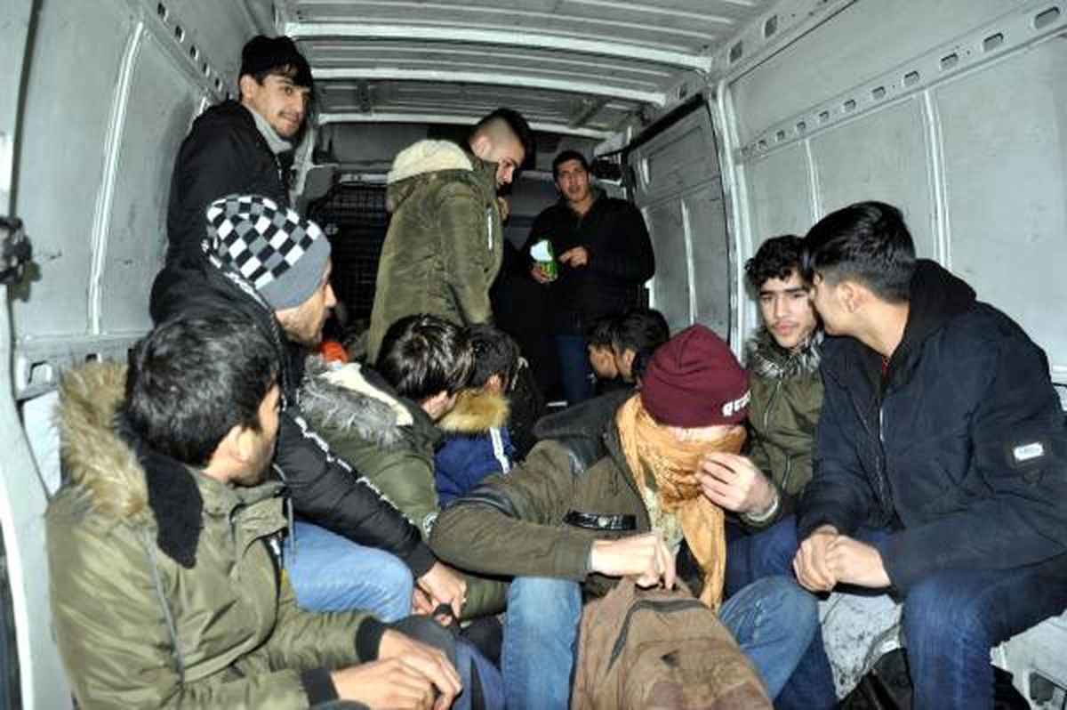 Sürücüsünün \'dur\' ihtarına uymadığı minibüste 20 kaçak göçmen yakalandı