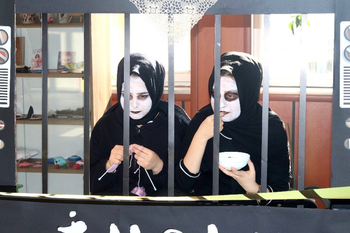 Teknoloji bağımlılığına dikkat çekmek için cansız manken oldular