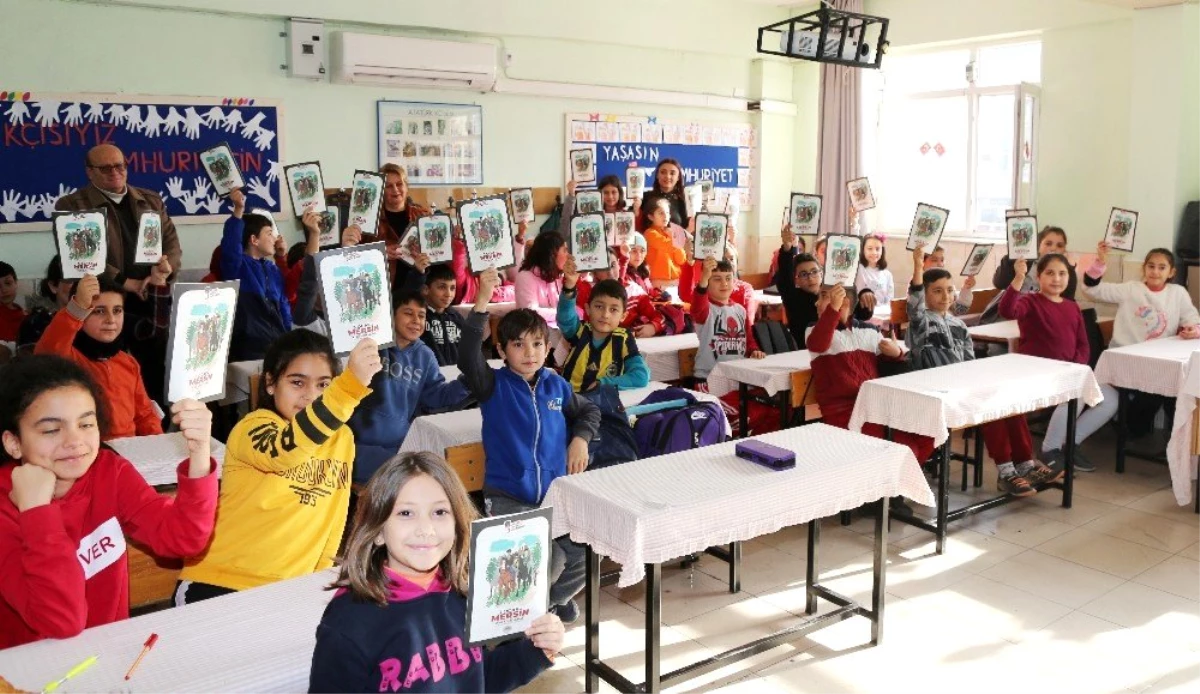 Toroslar Belediyesi, öğrencilere tarihi çizgi roman kitabı dağıtıyor