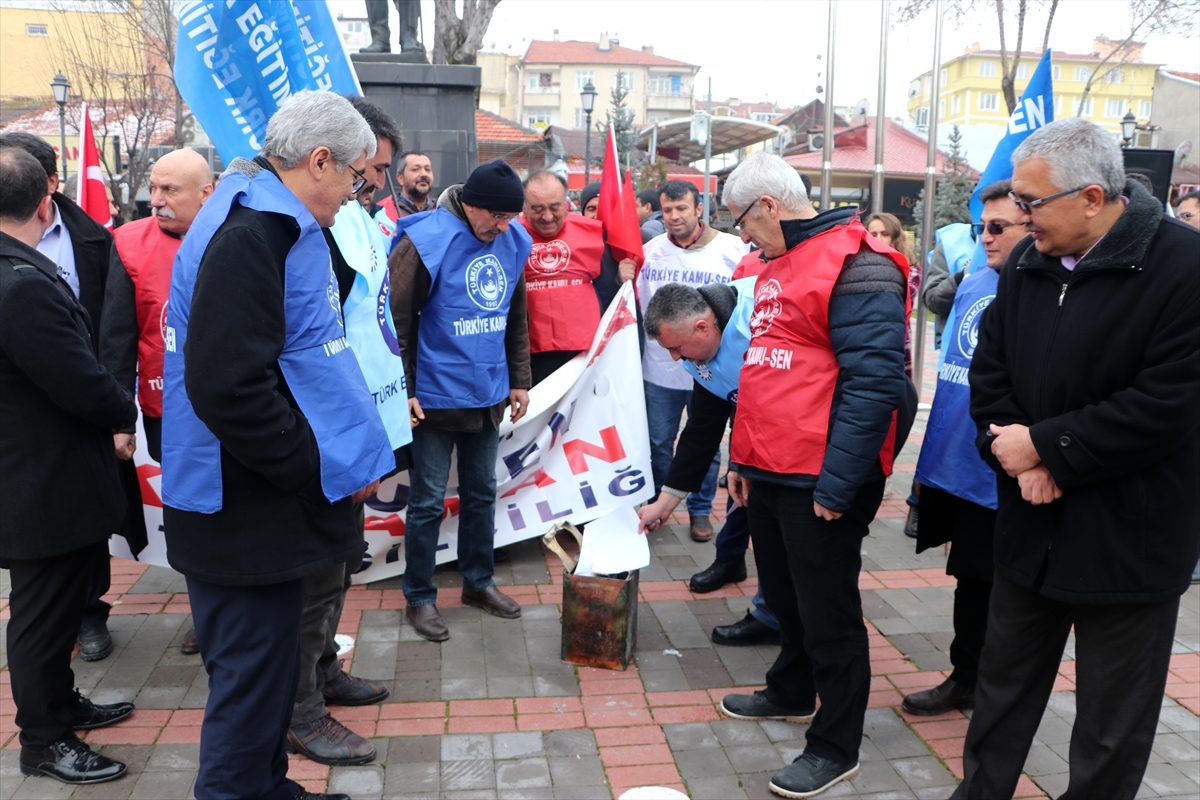 Türkiye Kamu-Sen\'in Karaman Şubesi üyeleri bordrolarını yaktı