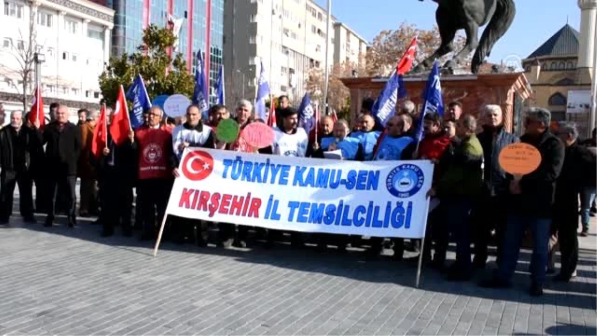 Türkiye Kamu-Sen üyeleri, memur maaş zammını bordro yakarak protesto etti