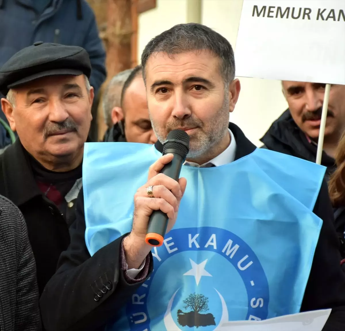 Türkiye Kamu-Sen üyeleri, memur maaş zammını bordro yakarak protesto etti