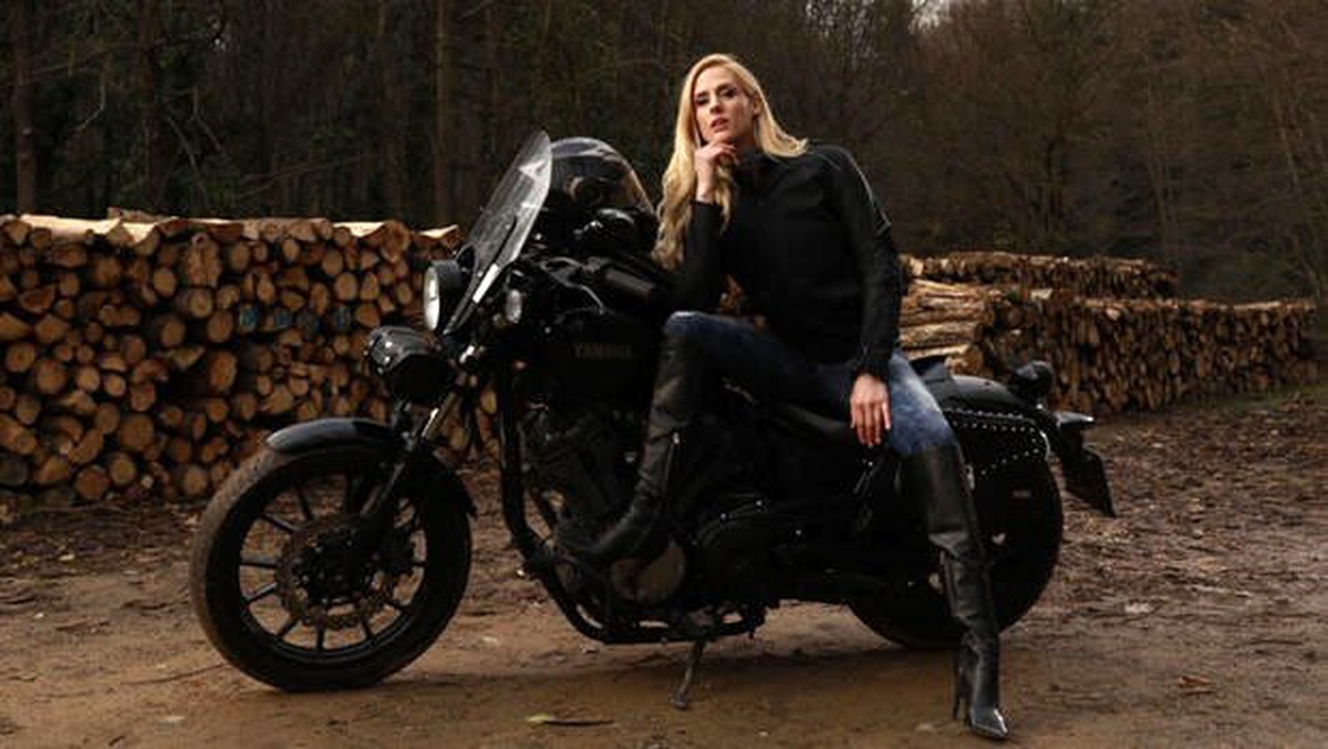 Ünlü oyuncu Wilma Elles\'ten motosiklette güvenli sürüş uyarısı