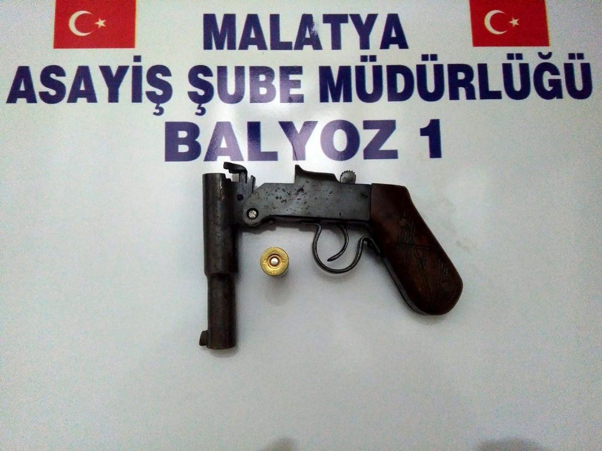 Uyuşturucu ve silahlar ele geçirildi