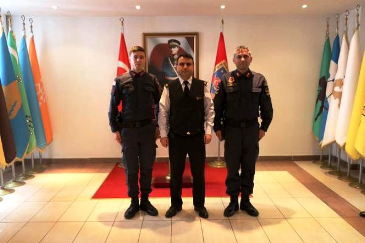 Yaşlı adamı sırtında taşıyan jandarma ödüllendirildi