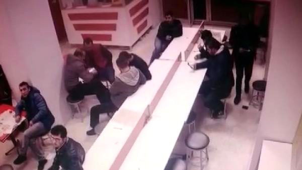 Yerdeki cüzdana önce tekme attı sonra çaldı