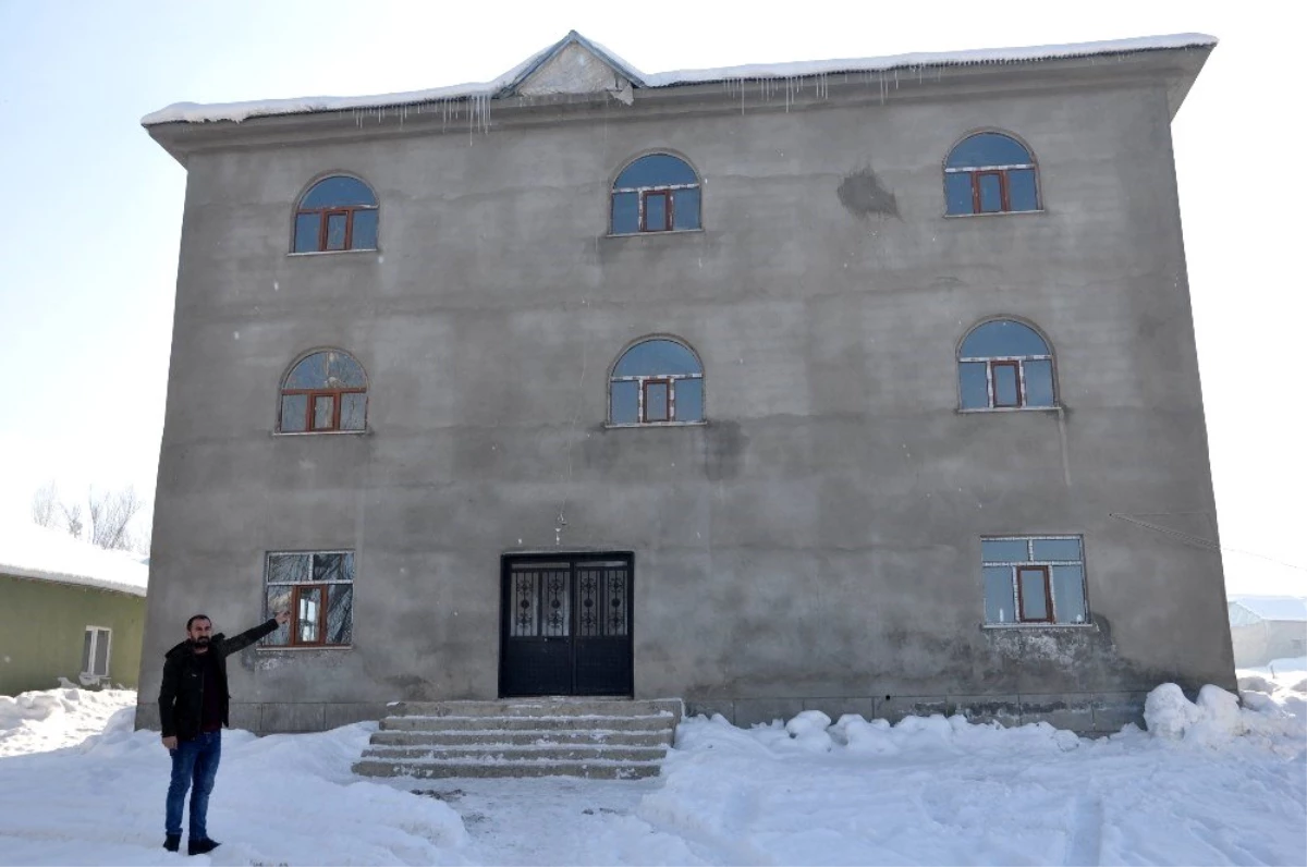Yüksekova\'da köy camii hayırseverlerin halı yardımını bekliyor