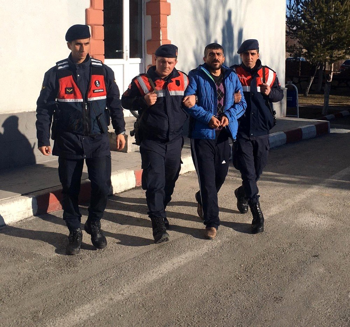 10 yıl 5 ay hapis cezası bulunan şahıs jandarma ekiplerince yakalandı