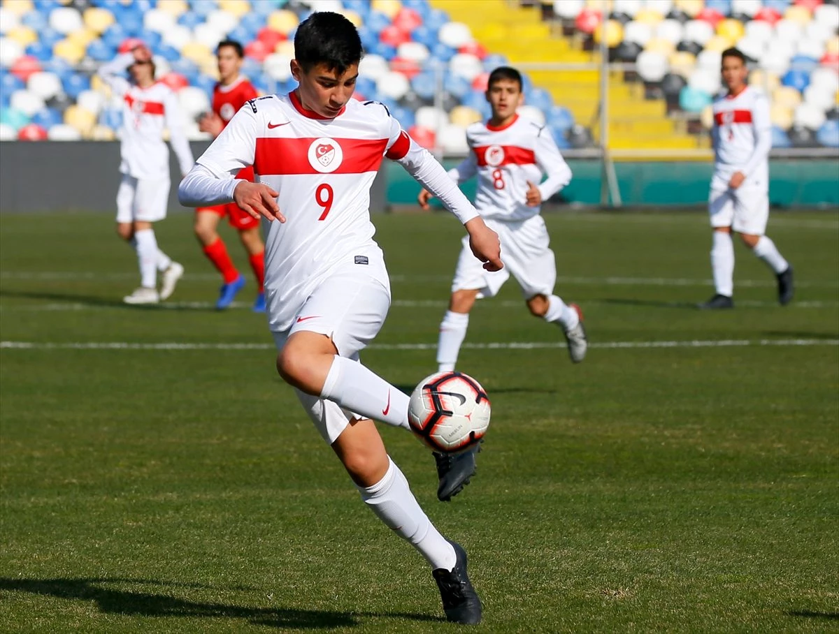 14 Yaş Altı Futbol Milli Takımı seçmelerine İzmir\'de devam edildi