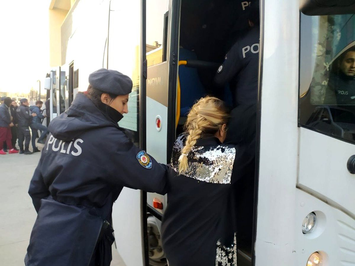 700 polisle şafak operasyonunda kapılar koç başlarıyla kırıldı