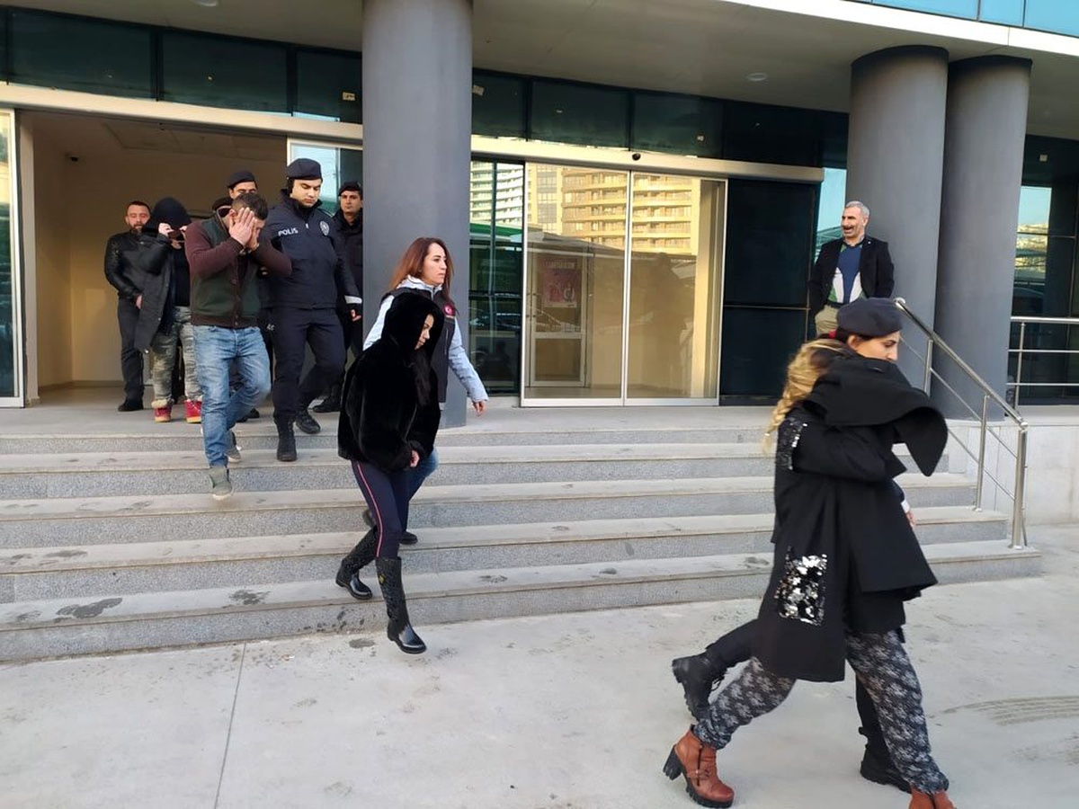 700 polisle şafak operasyonunda kapılar koç başlarıyla kırıldı