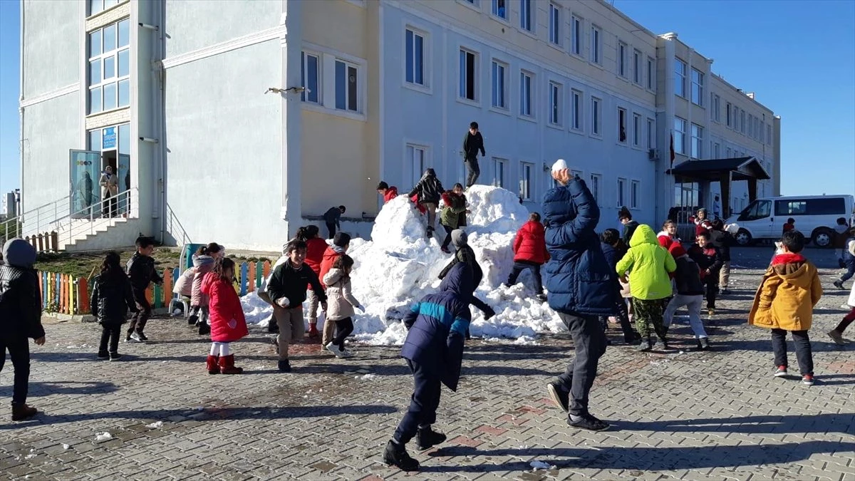 Adıyaman\'da öğrenciler okul bahçesine taşınan karla sevindi