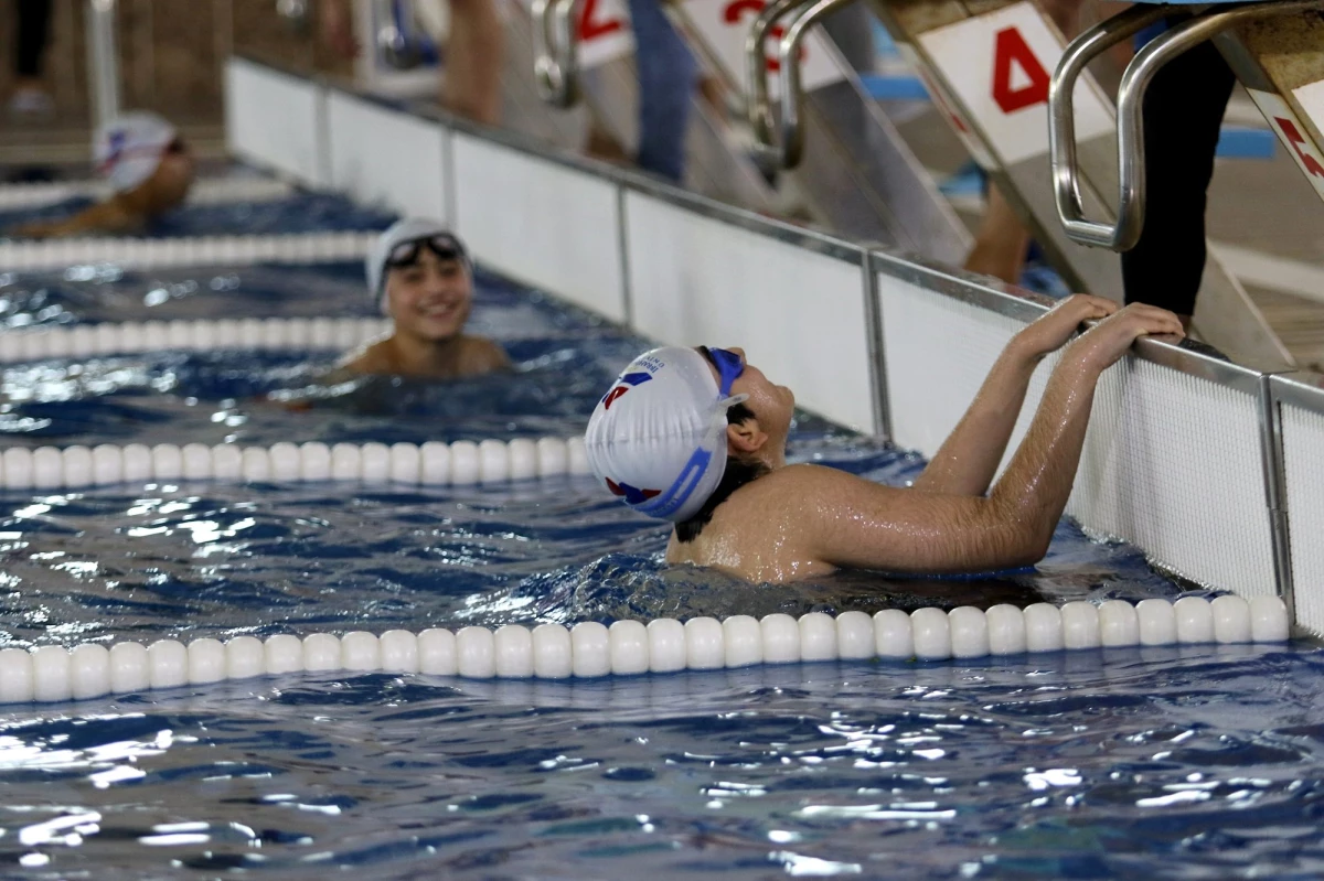AİÇÜ\'de Engelli Yüzme Yarışması Düzenlendi