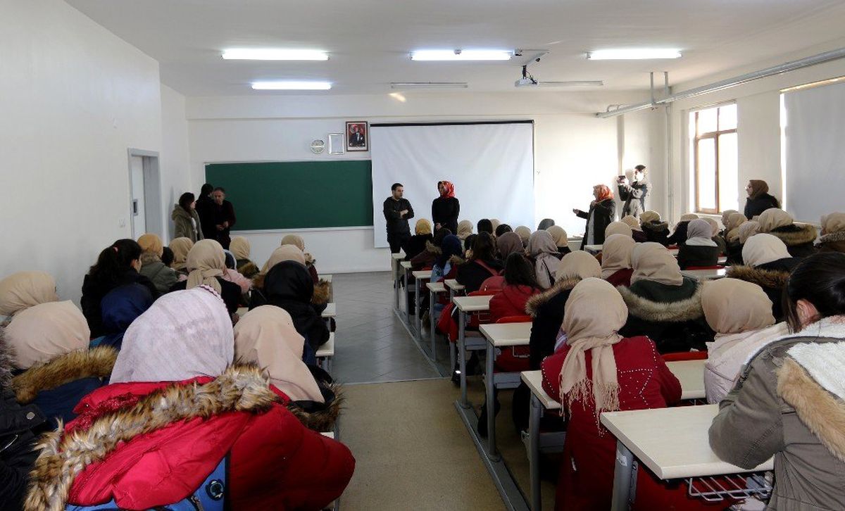 AİÇÜ lise öğrencilerini misafir etti
