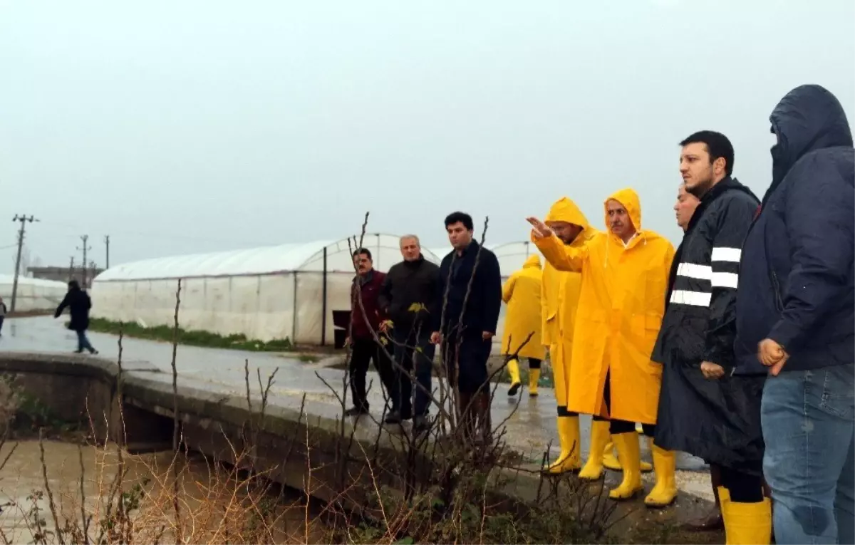 Akdeniz\'de yağmur sonrası bozulan yol, köprü ve sokaklar yenileniyor