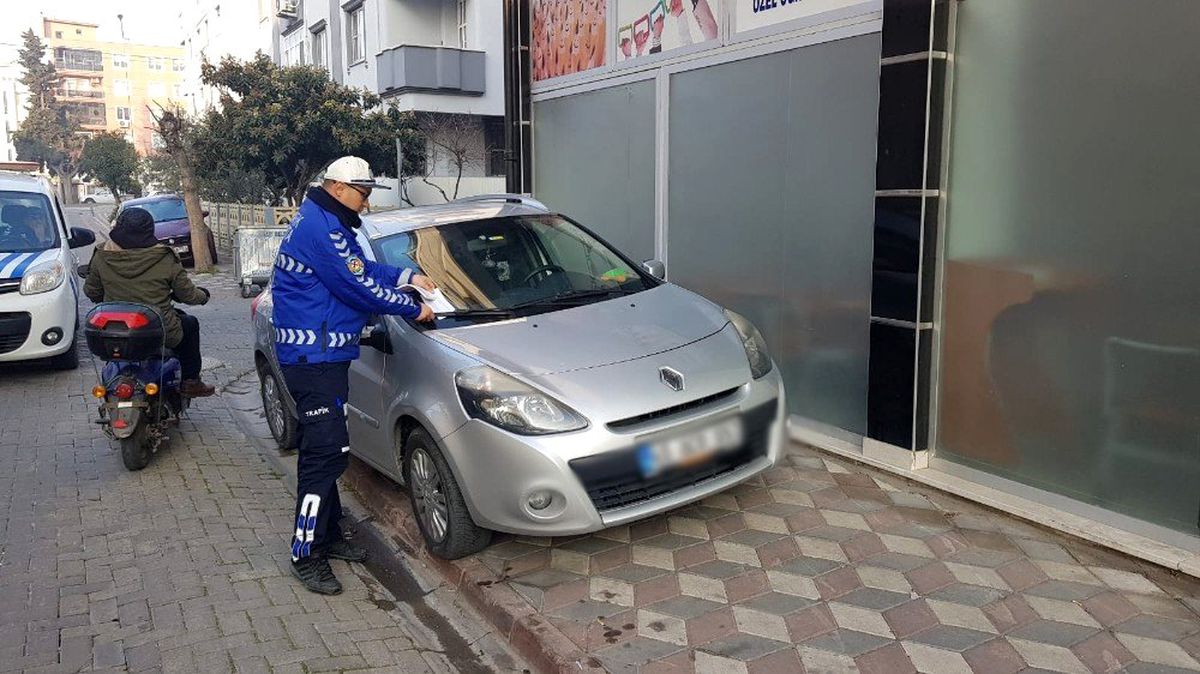 Akhisar\'da usulsüz parklanmaya cezai işlem