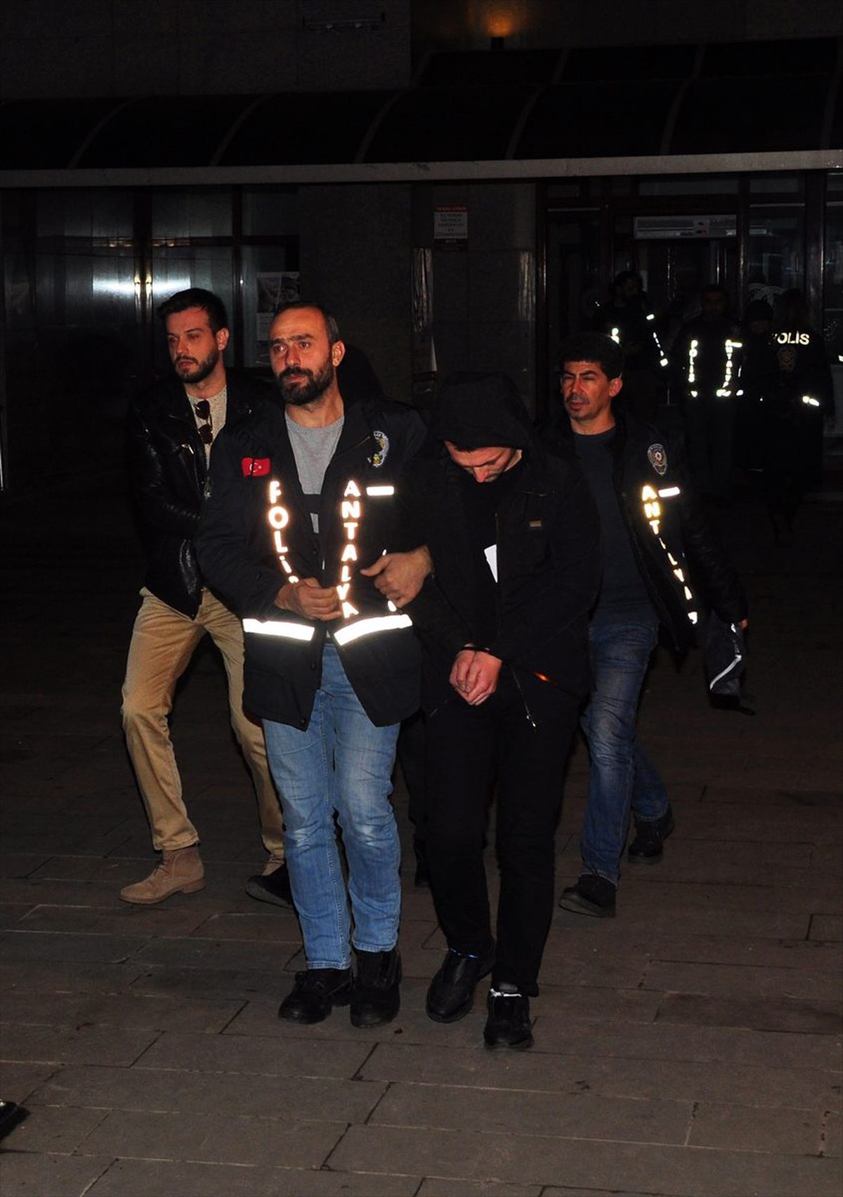 Antalya\'da kuyumcudan 17 kilogram altın çaldıkları iddiasıyla 2 kişi tutuklandı