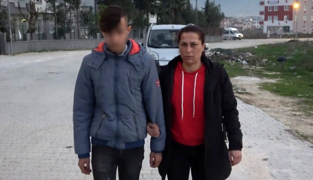 Arkadaşını bıçakla tehdit edip tokatladı