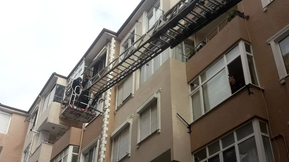 Ayağı ipe takılan güvercini itfaiyeciler kurtardı