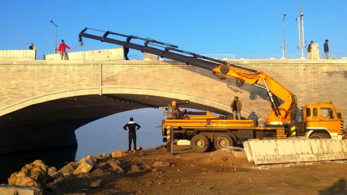 Ayvalık\'ta deniz manzaralı Gönül Yolu Köprüsü\'nde son viraj