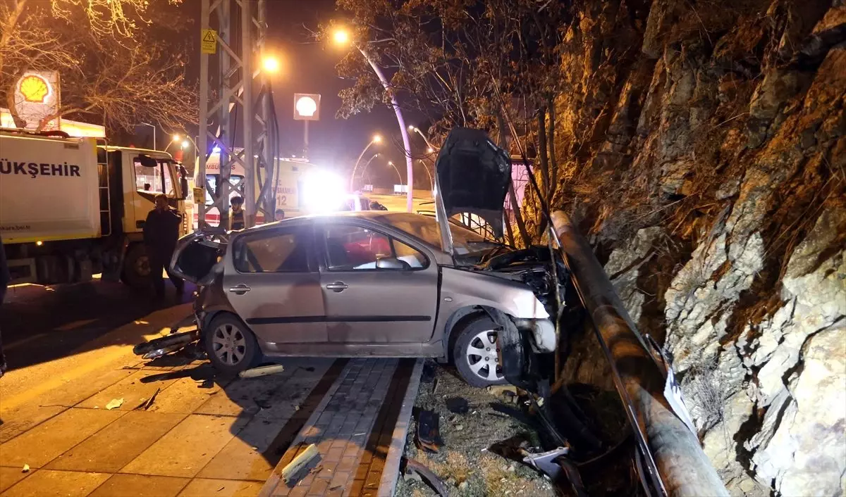 Başkentte meydana gelen iki ayrı trafik kazasında 5 kişi yaralandı