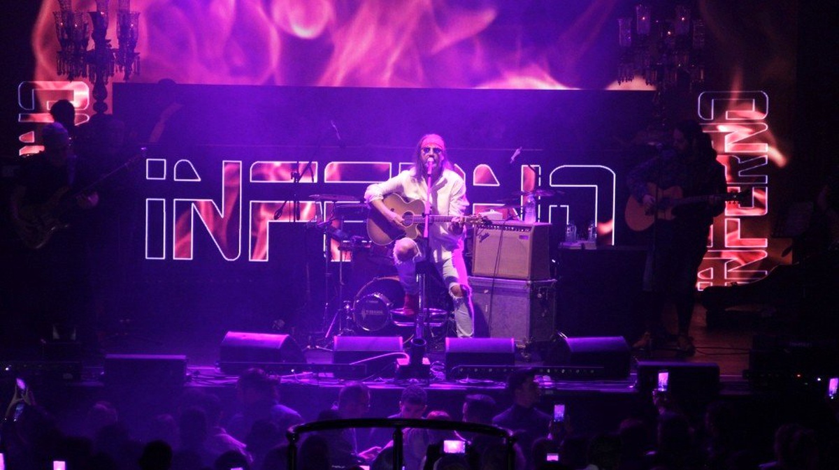 Bursa\'da sokak hayvanları yararına düzenlenen konserde Çelik\'e yoğun ilgi