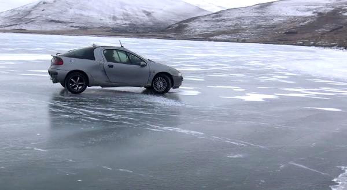 Buz tutan Çıldır gölü üzerinde otomobille drift yapıyorlar
