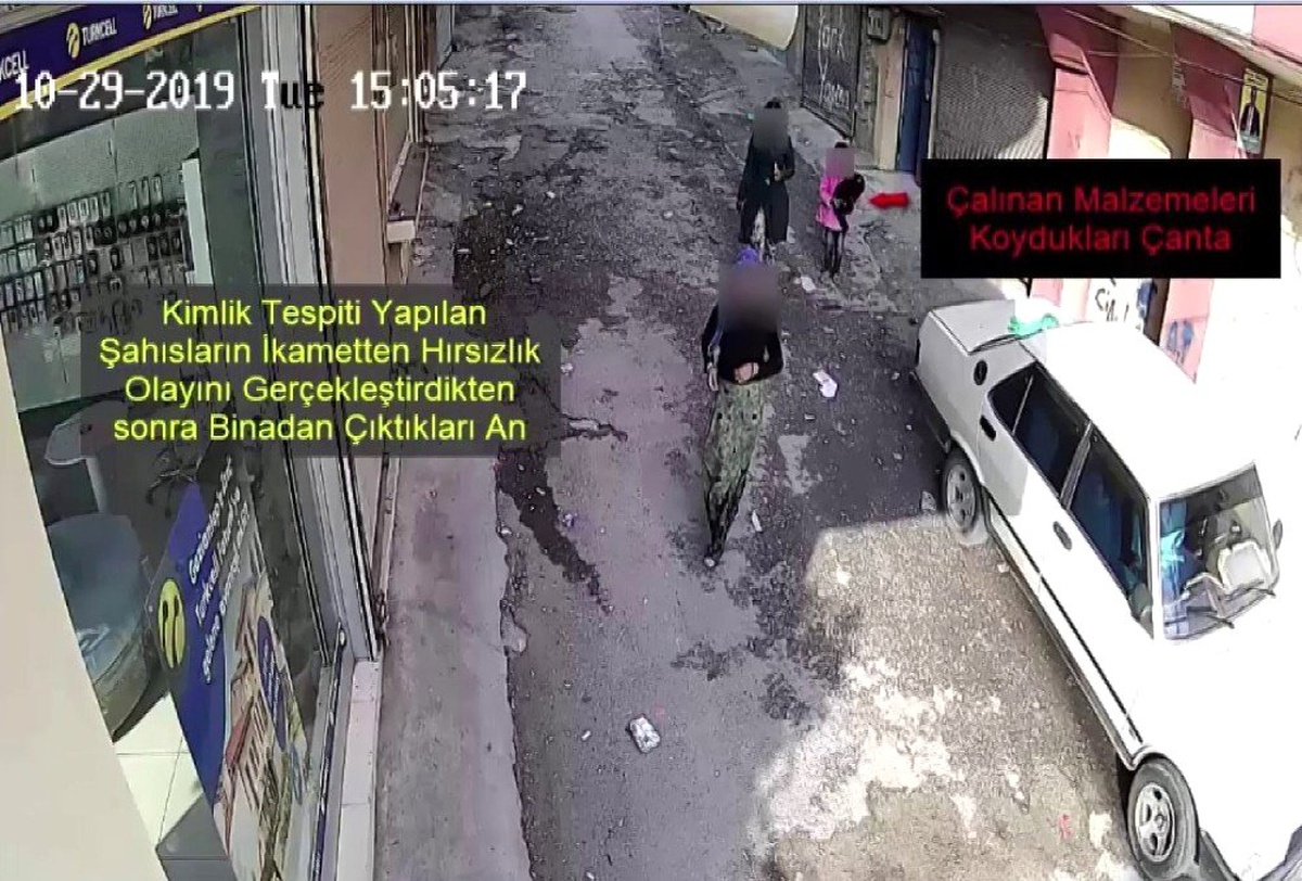 Çaldıkları malzemeleri çocuklarına taşıttılar