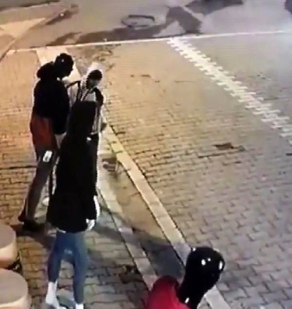 Cansız mankenin üzerindeki montu böyle çaldı