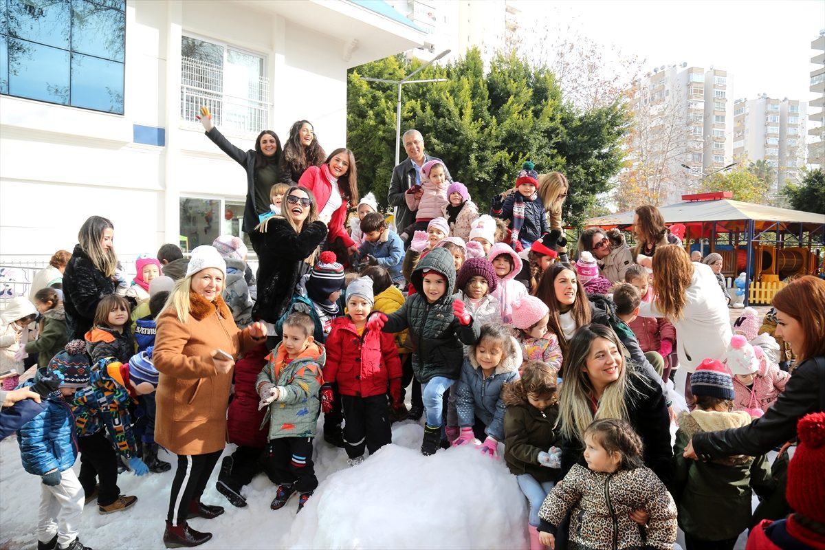 Çocuklar oynasın diye Toroslar\'dan kamyonlarla kar taşıdılar