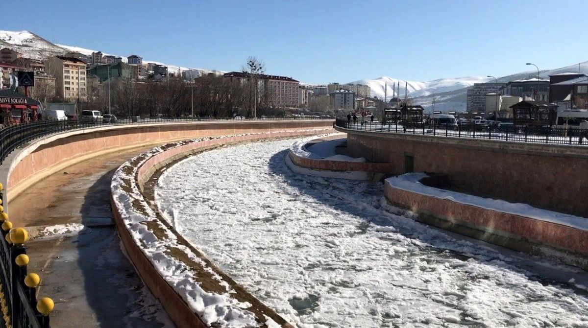 Çoruh Nehri buz tuttu
