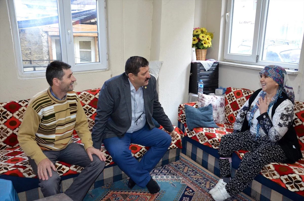 Demirci Belediye Başkanı Selami Selçuk\'tan engelli kadını sevindiren hediye