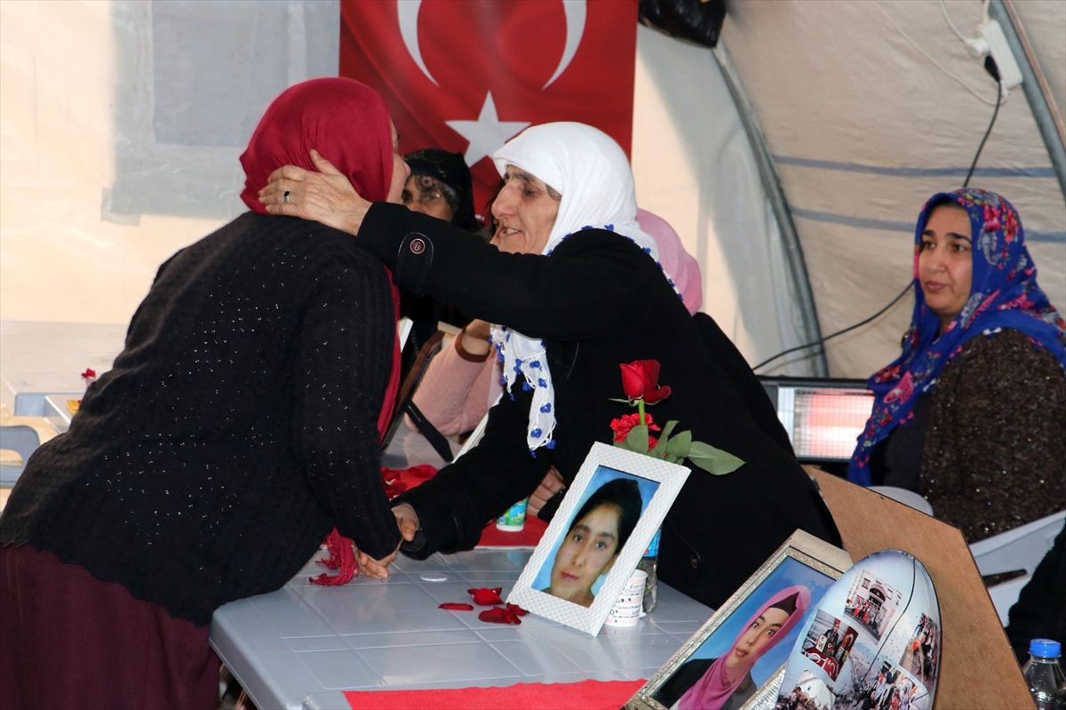 Diyarbakır annelerinin oturma eylemine katılım artıyor
