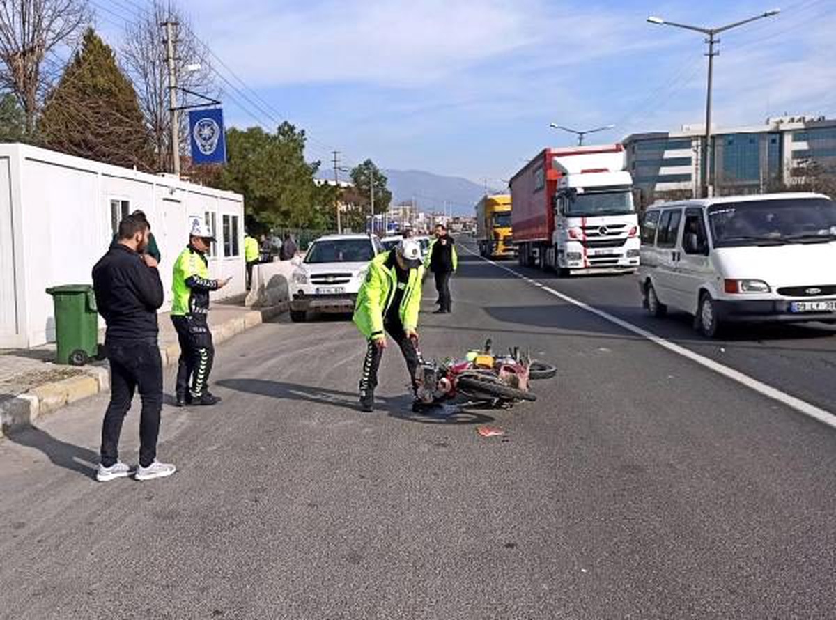 \'Dur\' ihtarına uymayan motosikletlinin çarptığı polis yaralandı