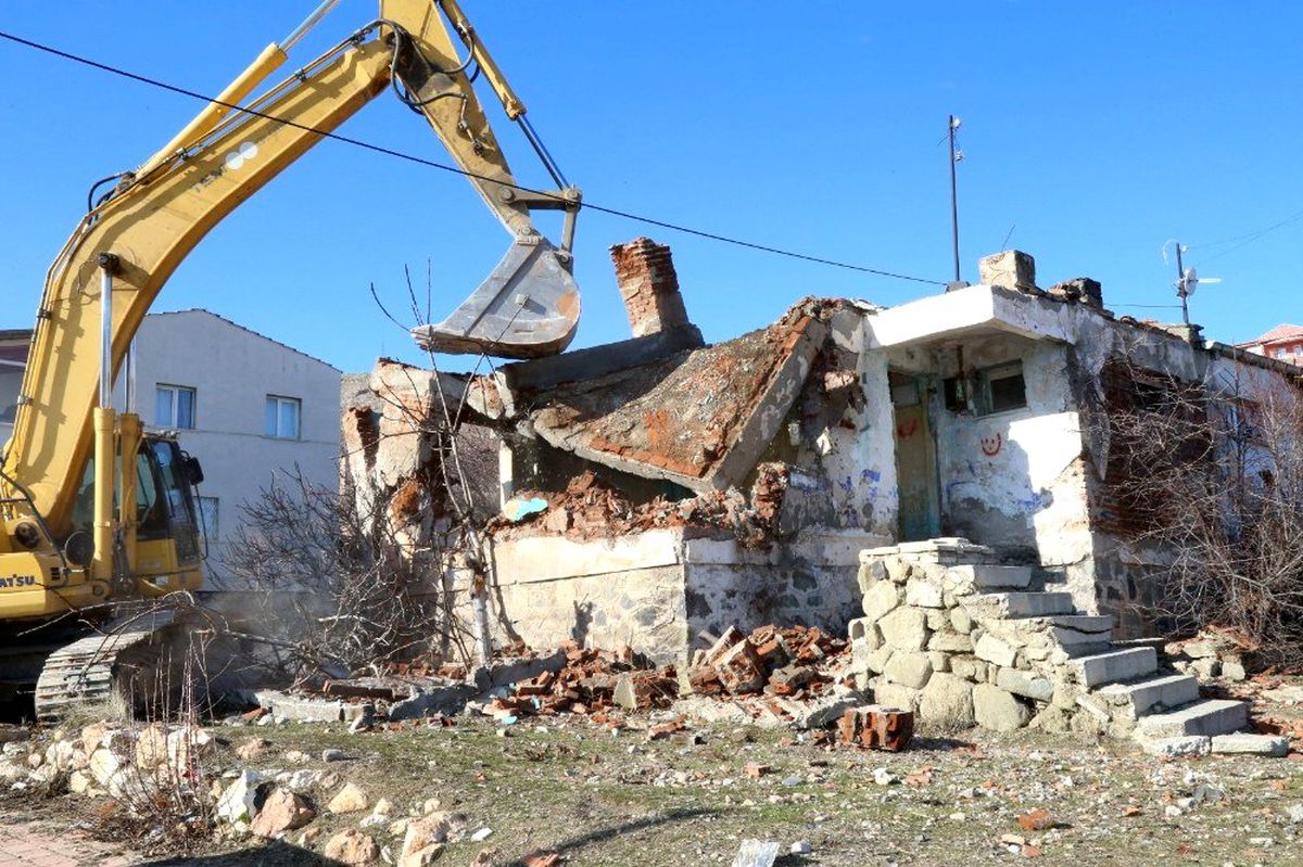 Elazığ\'da metruk binaların yıkımı başladı