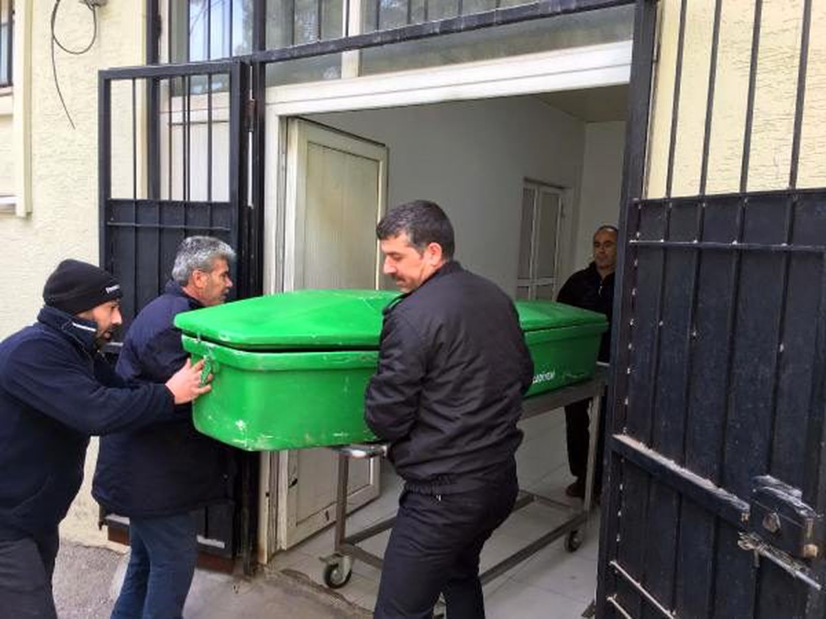 Eşini bıçakladıktan sonra temizlik maddesi içerek intihar etti