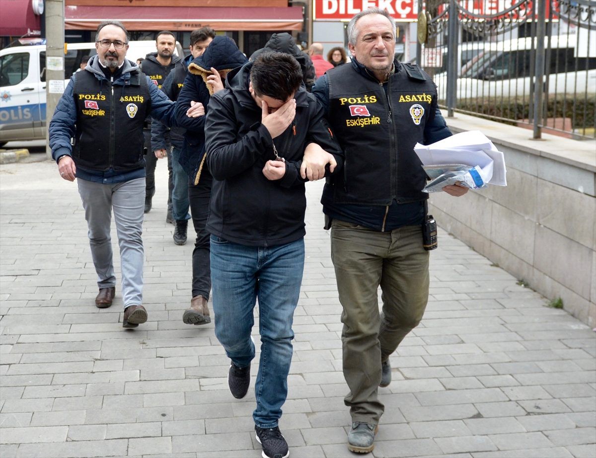 Eskişehir\'de dolandırıcılık operasyonunda yakalanan 4 zanlı tutuklandı