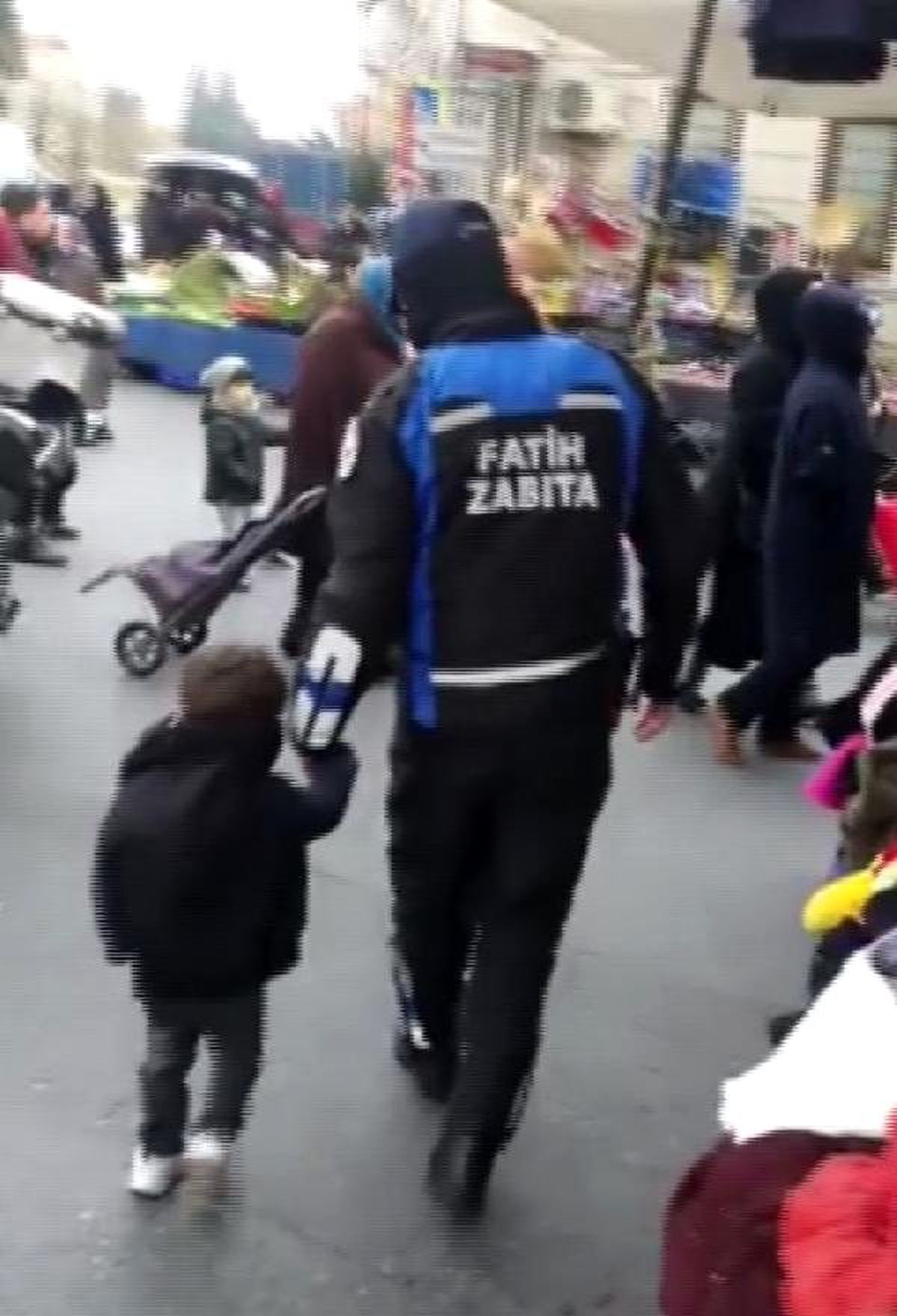 Fatih\'te pazarda kaybolan 3 yaşındaki çocuğa montunu giydirdi