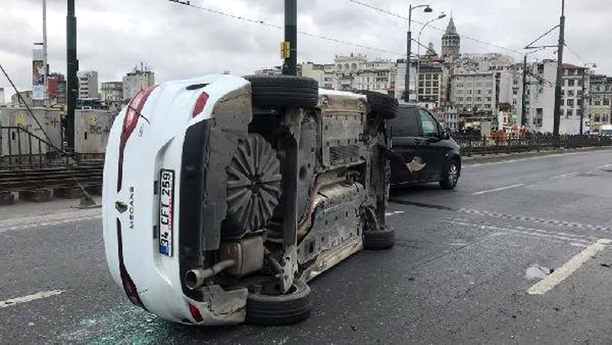 Galata Köprüsü\'ndeki kaza uzun araç kuyrukları oluşturdu (1)