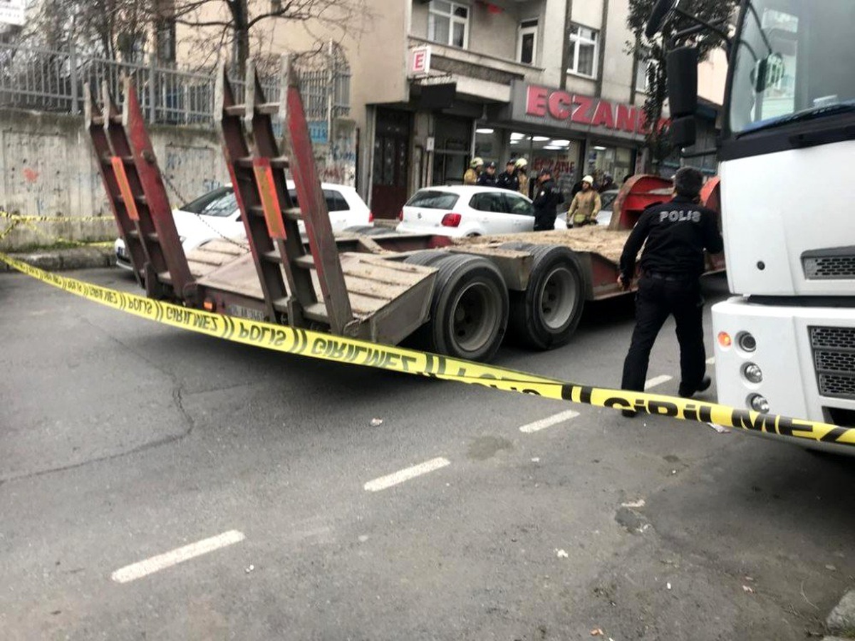 Gaziosmanpaşa\'da annesinin elinden fırlayan çocuk tırın altında kaldı