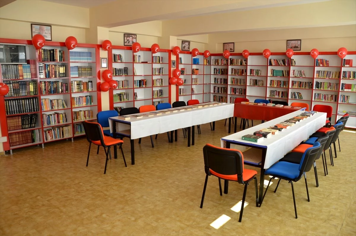 Gönüllü gençler, şehit askerin adına kütüphane açtı