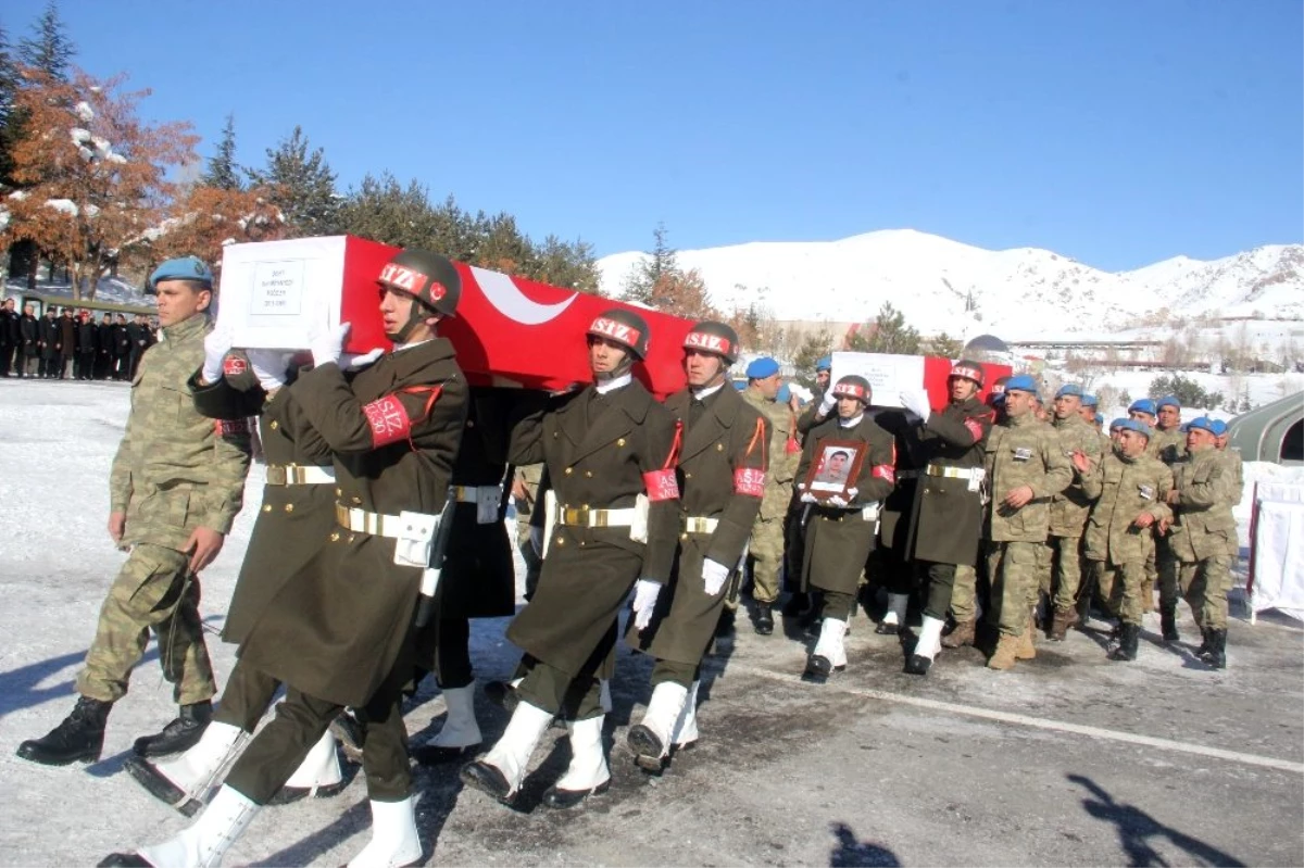 Hakkari\'de eğitim kazasında şehit olan askerler için tören düzenlendi