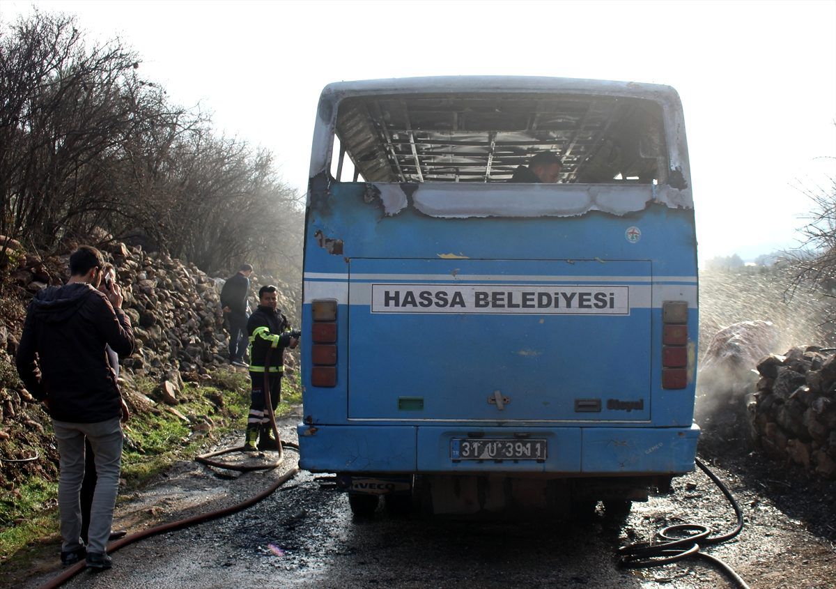 Hatay\'da seyir halindeyken yanan servis otobüsü kullanılamaz hale geldi