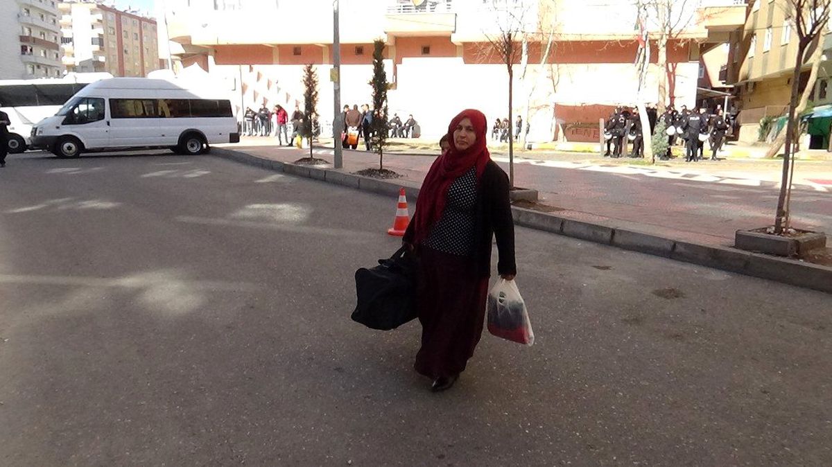 HDP önündeki oturma eylemine bir aile daha katıldı